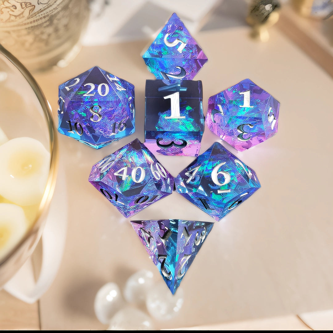 Set di Dadi in Resina a Bordi Affilati Cosmic Shimmer - Blu Trasparente